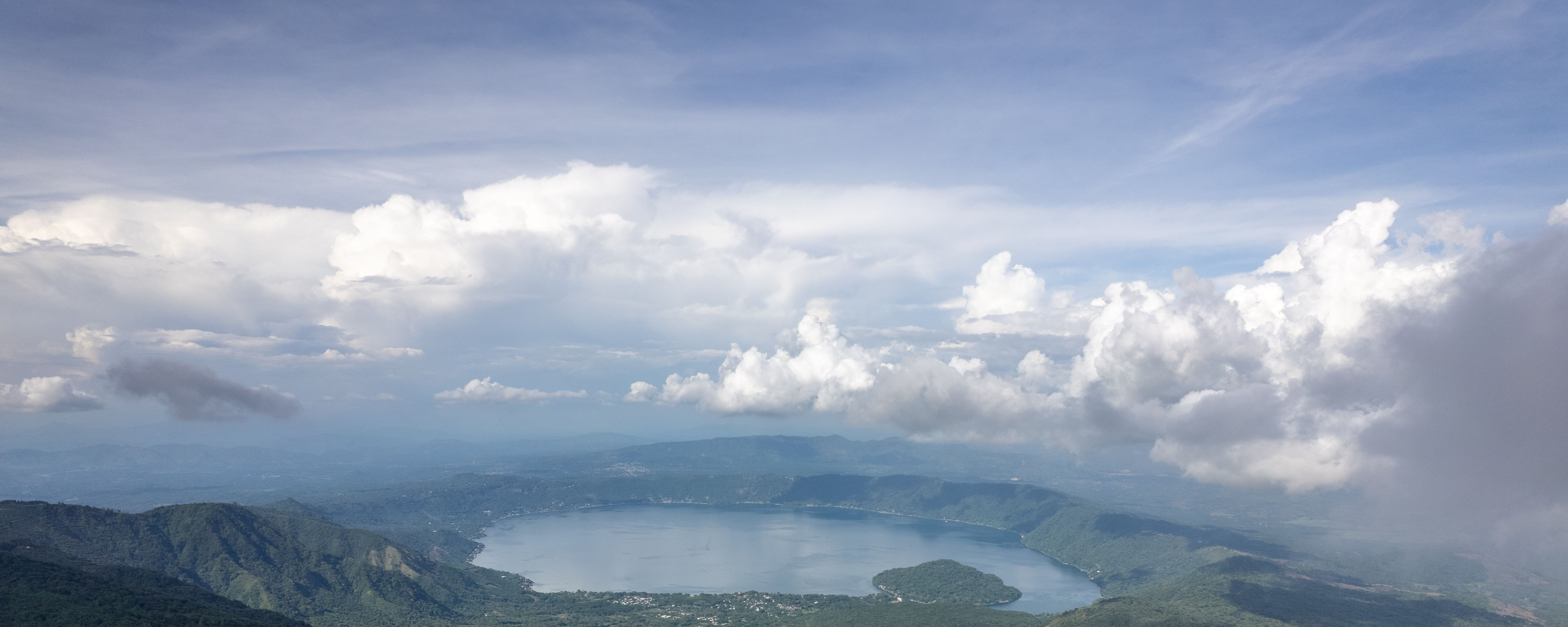 Lago y volcán de El Salvador